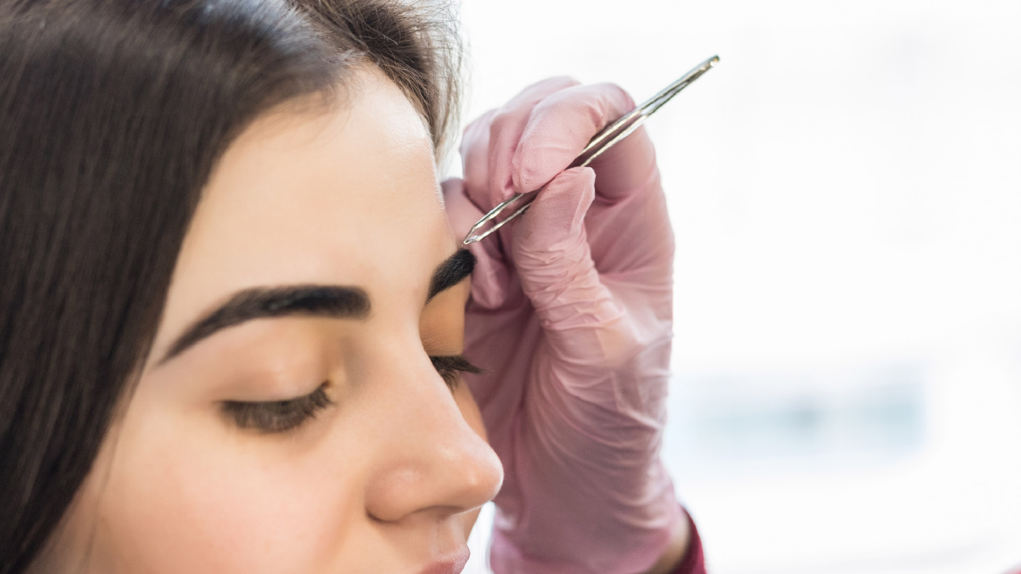 שני כודדה מעצבת גבות