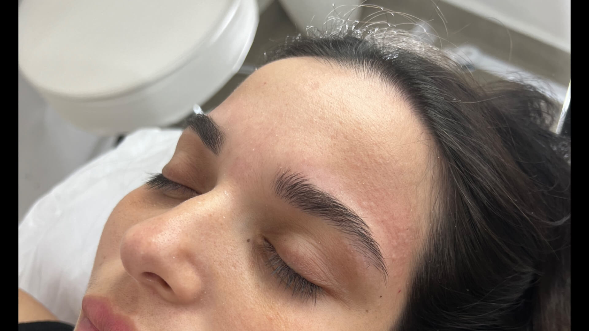 קוסמטיקאית ומעצבת גבות רבקה מארס 