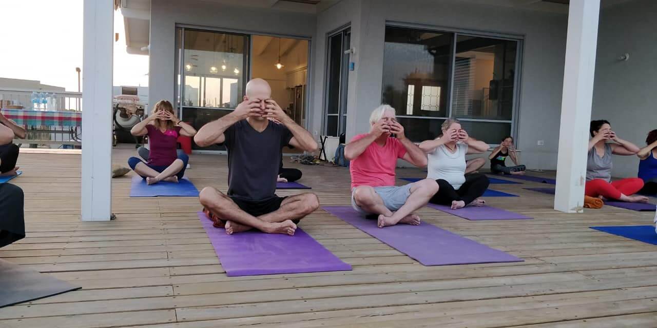 יוגה עם נוגה