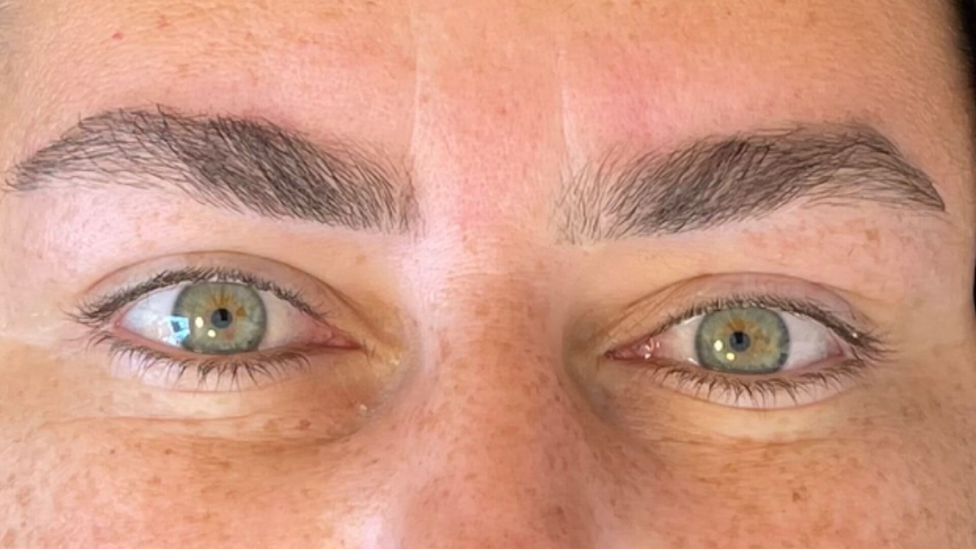 עמית ריף עיצוב ושיקום הגבות הטבעיות