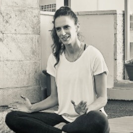 יוֹגָה מוּדִיטָה (Mudita Yoga) | lee