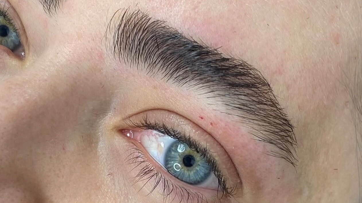  | נופית קפרא-מעצבת גבות