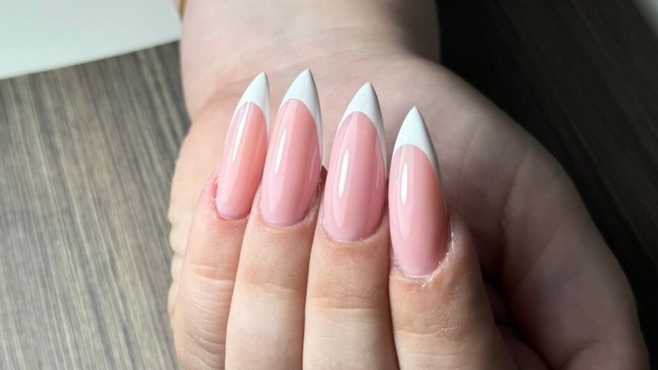 מניקוריסטית בתאל