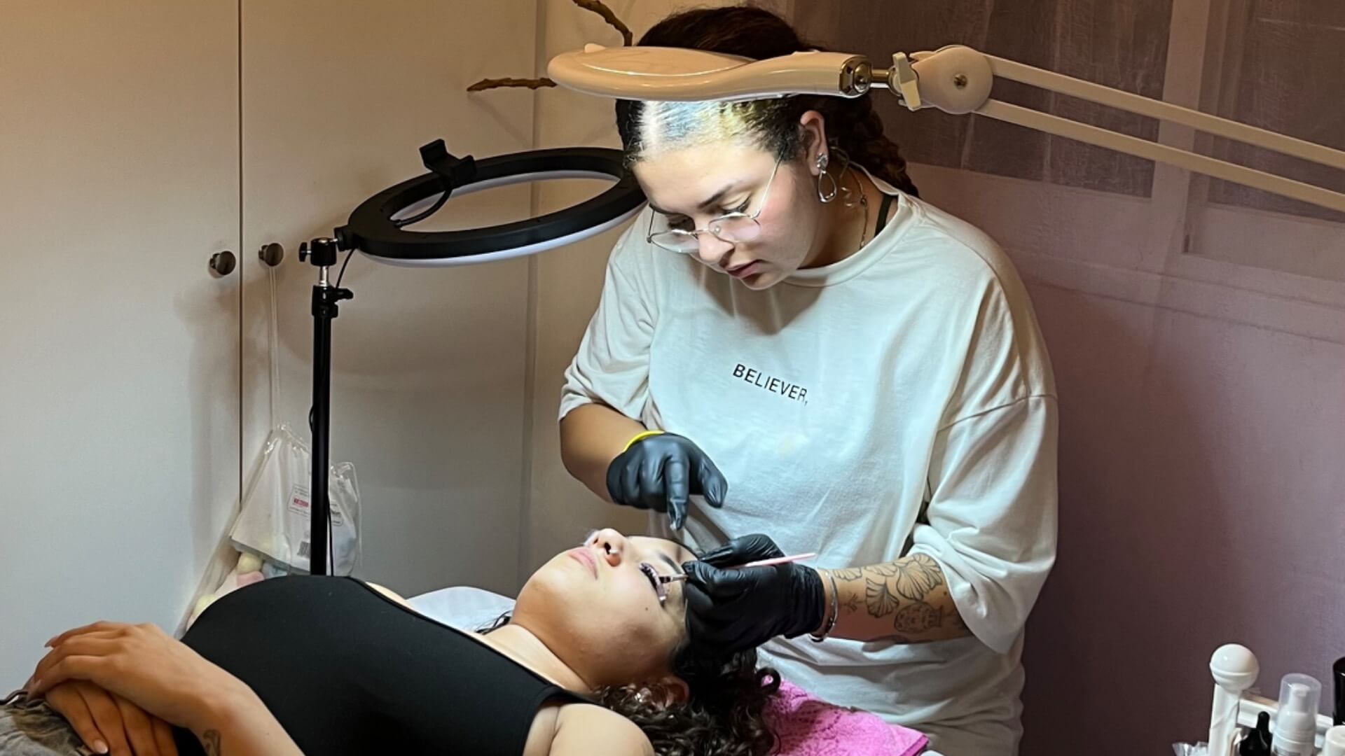 עדן גל- הרמת ריסים, הרמת גבות, עיצוב גבות טבעיות 