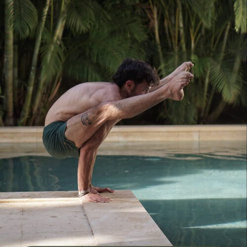 יוגה בחצר - יובל אטלס | Lee