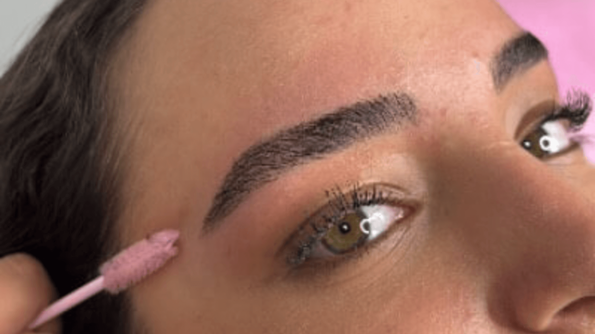 טליה פרץ מעצבת גבות וריסים 