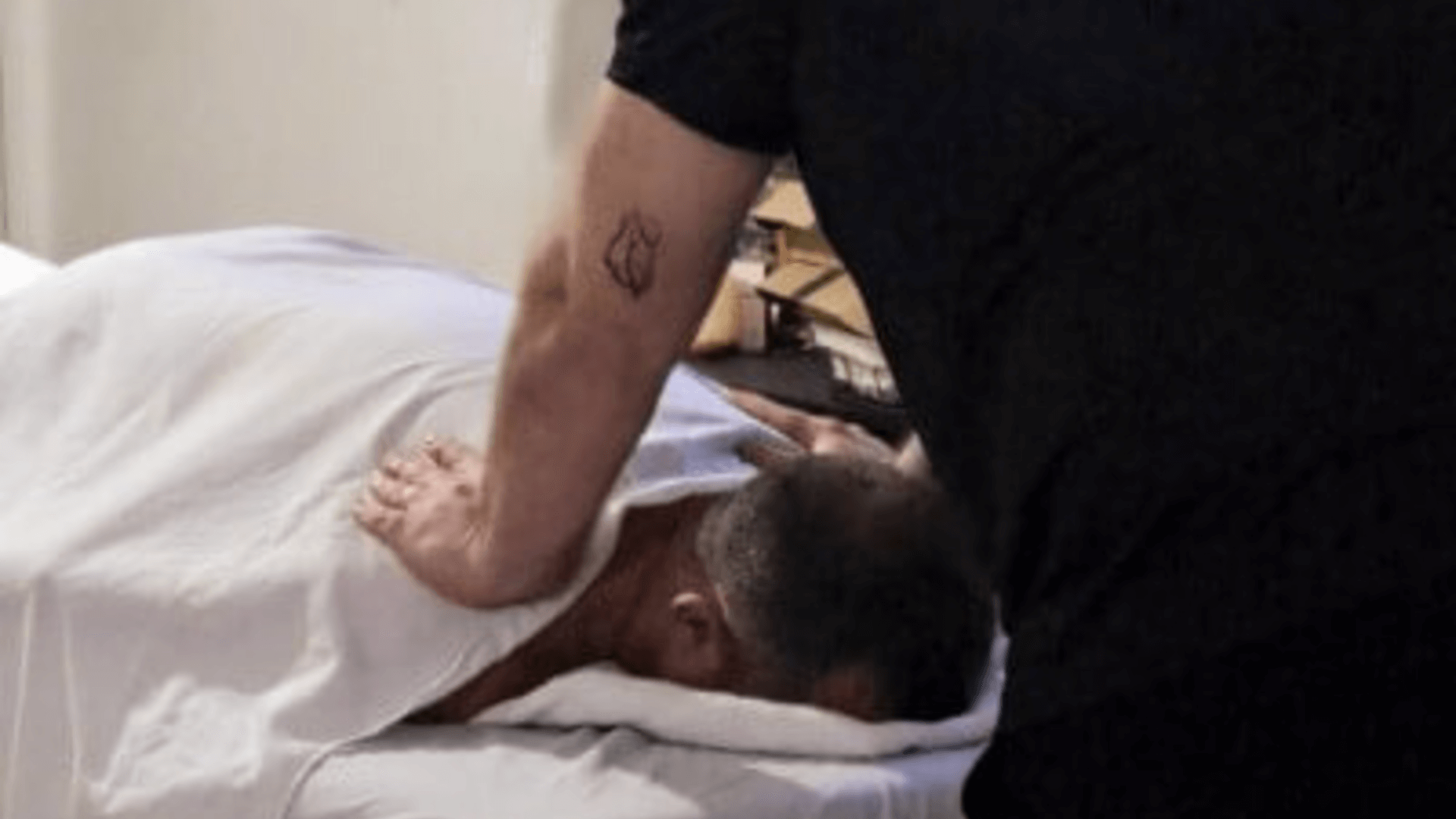 אוראל - מטפל במגע