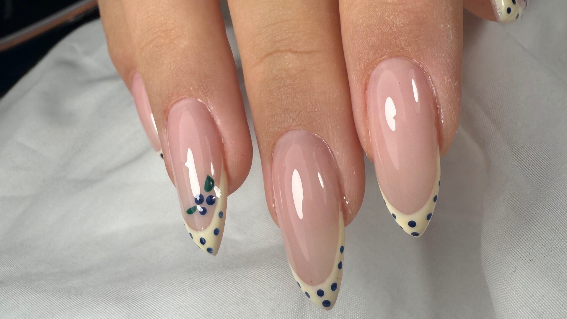 Roni Nails