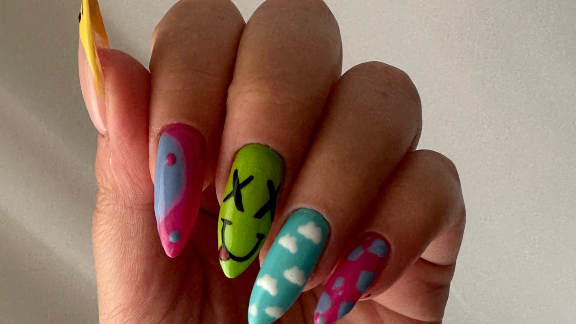 אסתי גואטה ציפורניים 