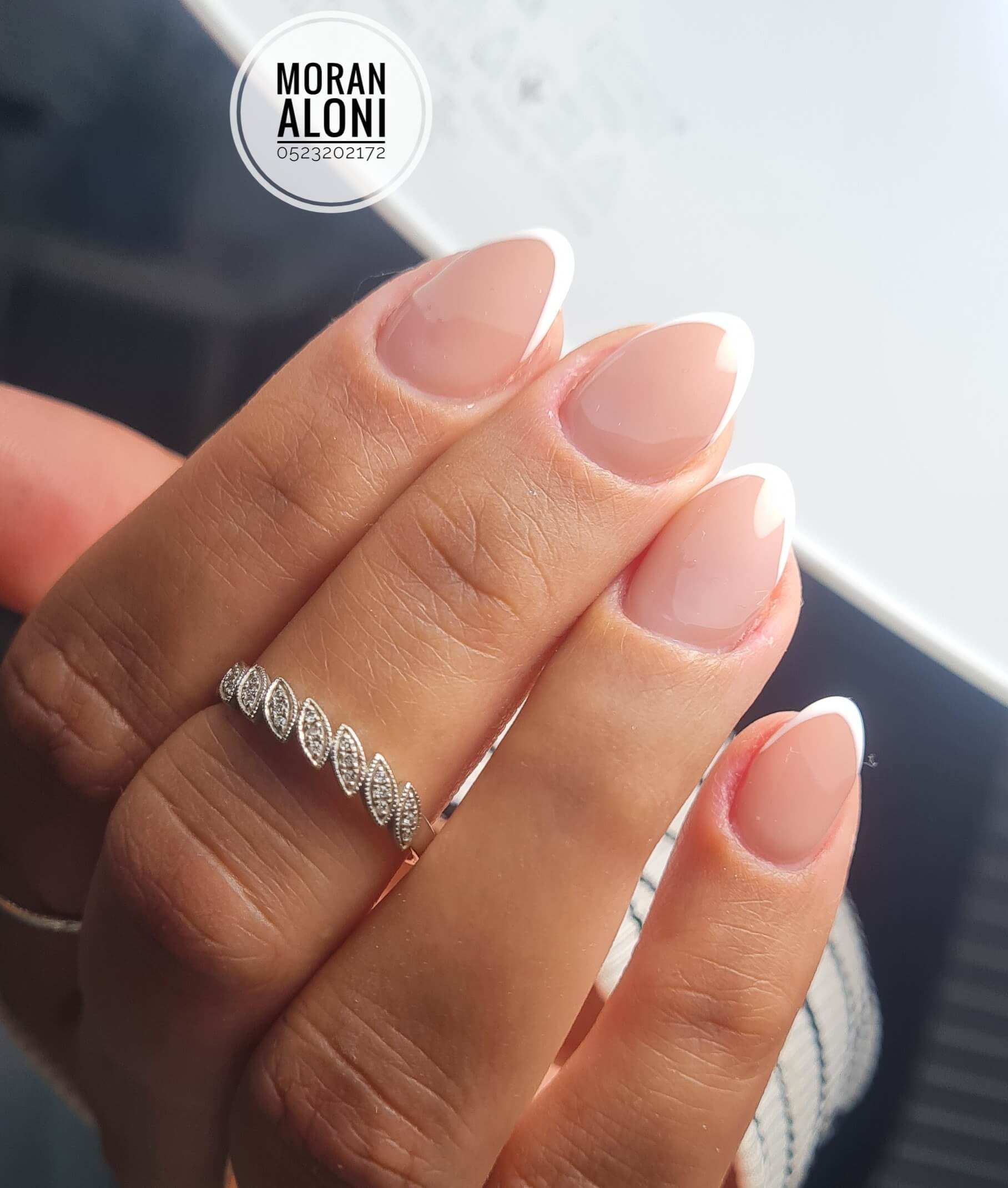 בניית ציפורניים מורן אלוני