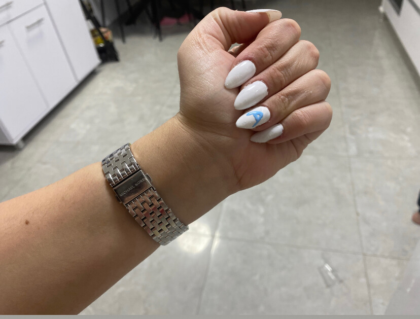 מניקוריסטית צעירה