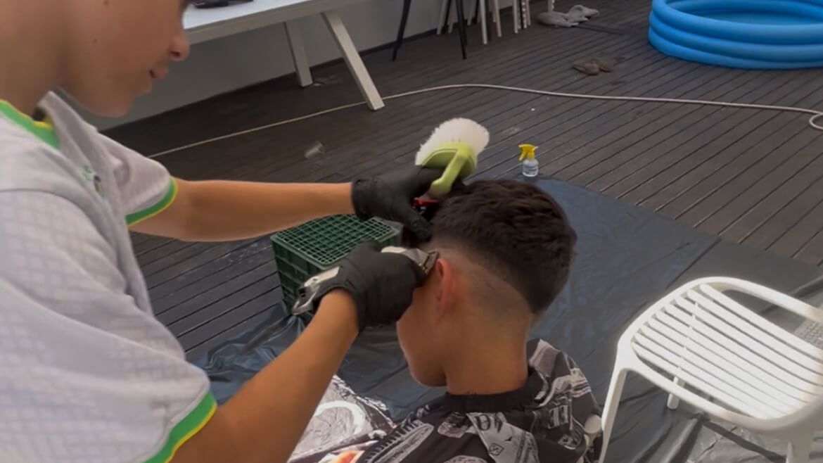 | Broides barber