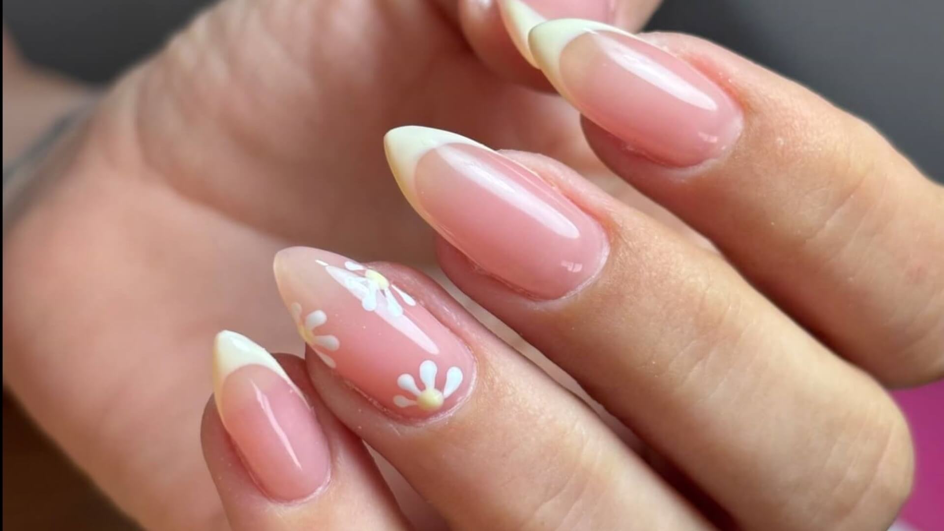 אסתר מושאילוב ציפורניים