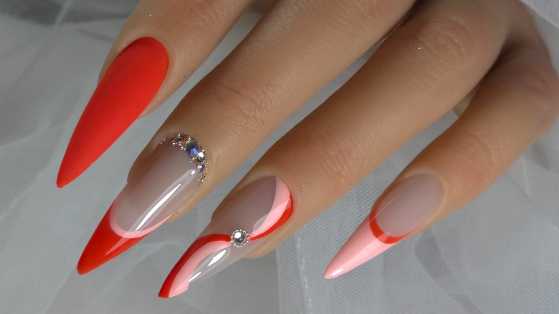 אילה מנצור אמנית ציפורניים מקצועית 