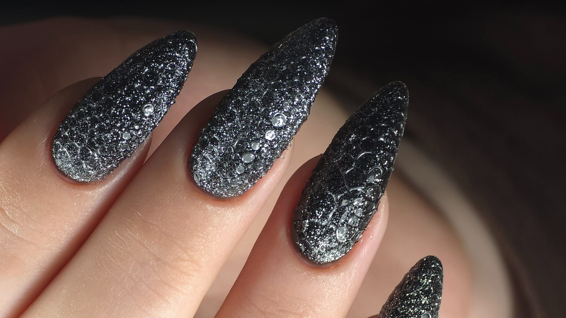  | אילה מנצור אמנית ציפורניים מקצועית 