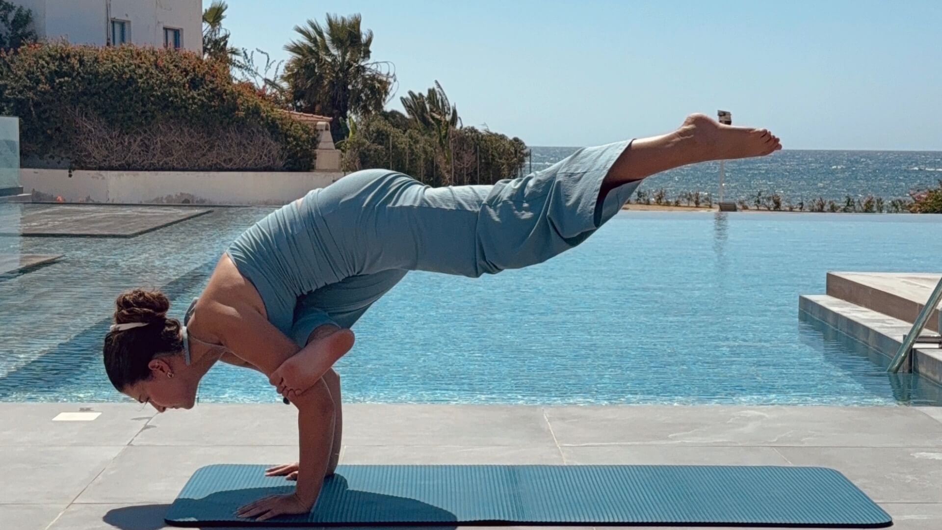 יוגה עם נויה