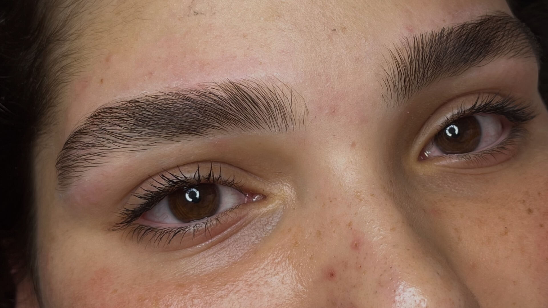 דסי בן יקר - עיצוב גבות