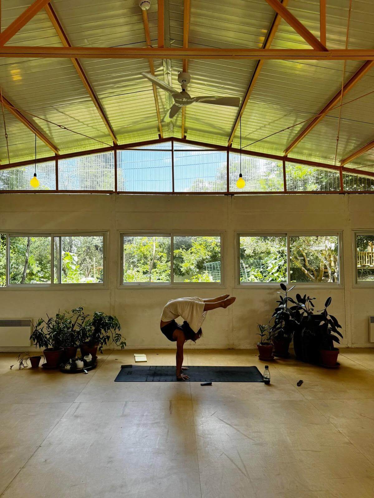 יוגה עם אביב מזרחי