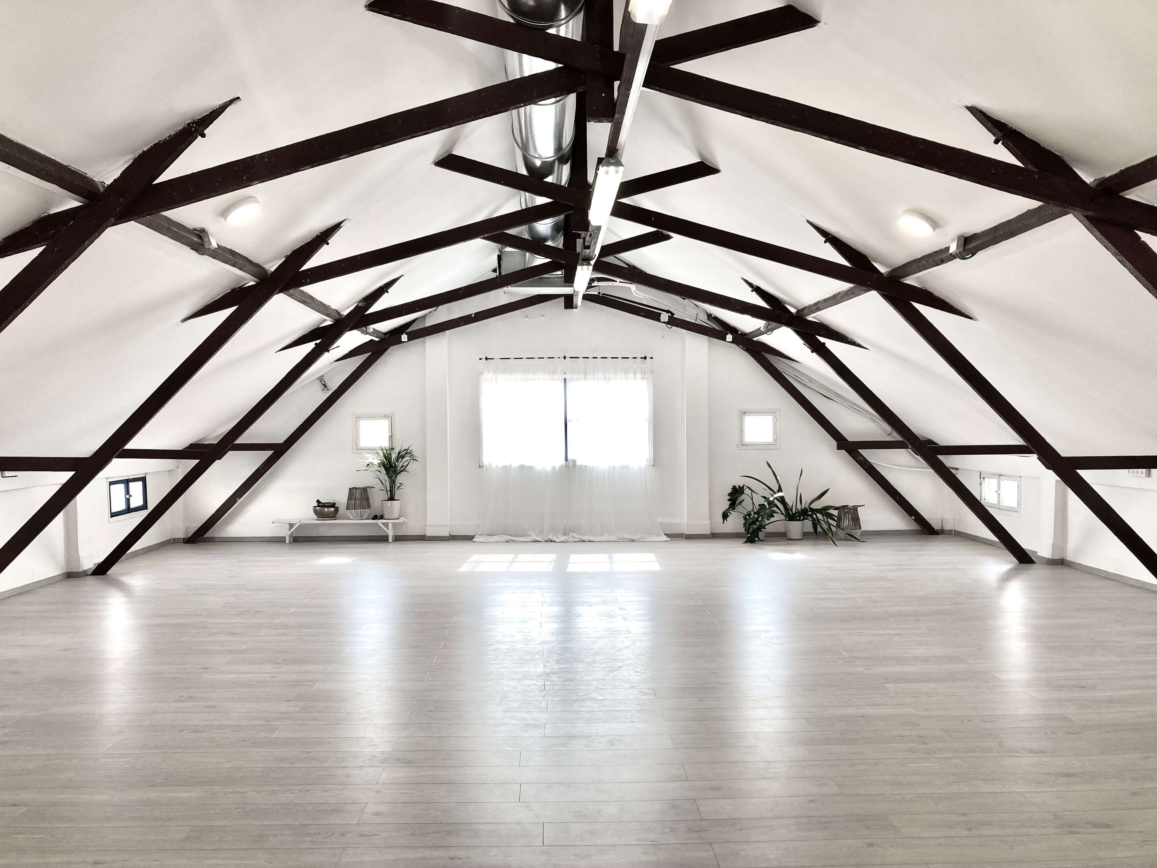 שגיתא | סטודיו בוטיק ליוגה ופילאטיס מכשירים