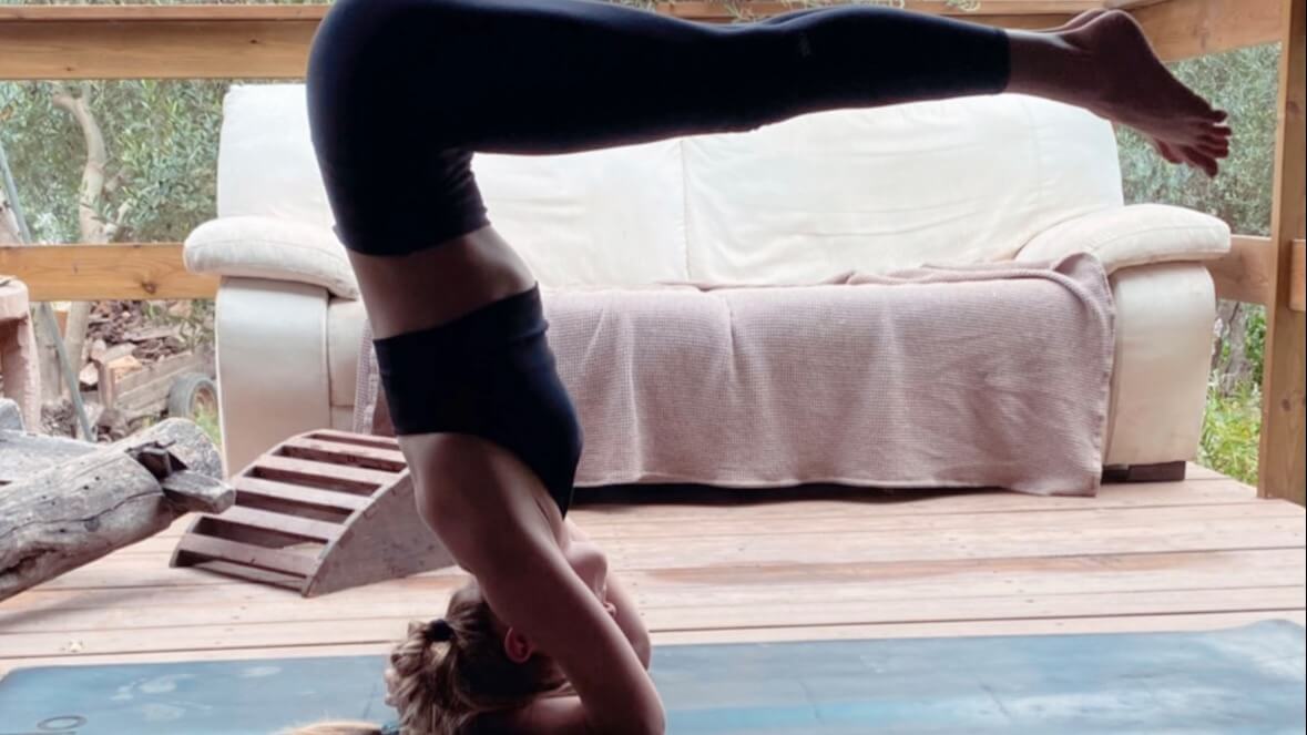 יוגה בחצרים