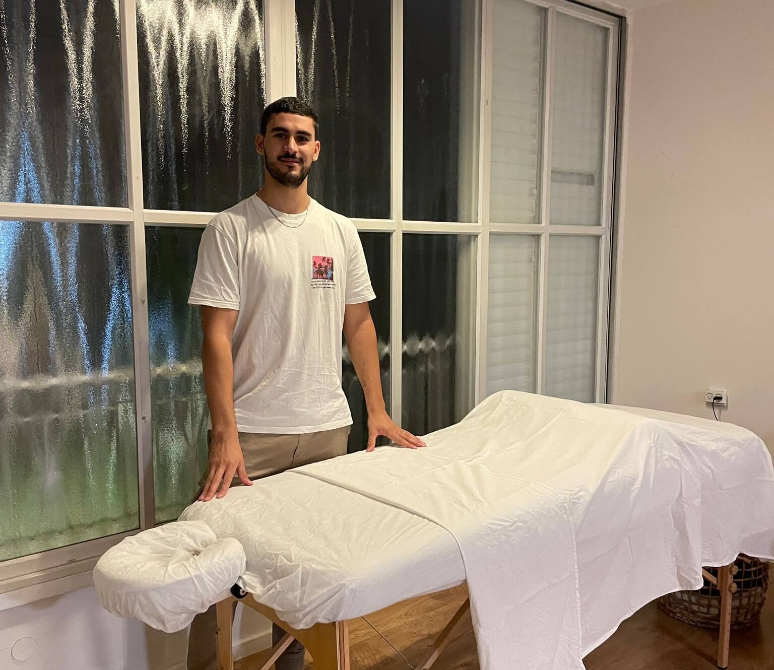 אור שרביט מטפל בעיסוי