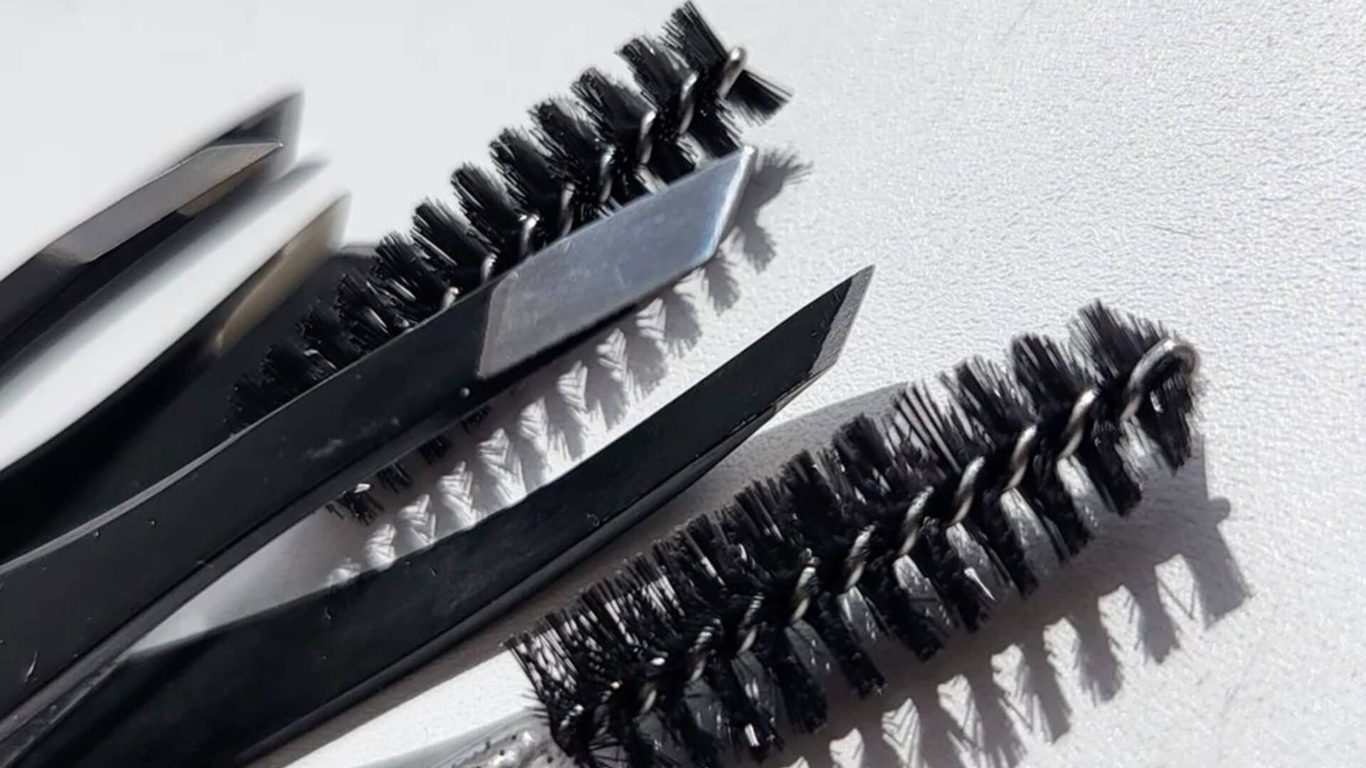 ליעם מעצבת גבות טבעיות 