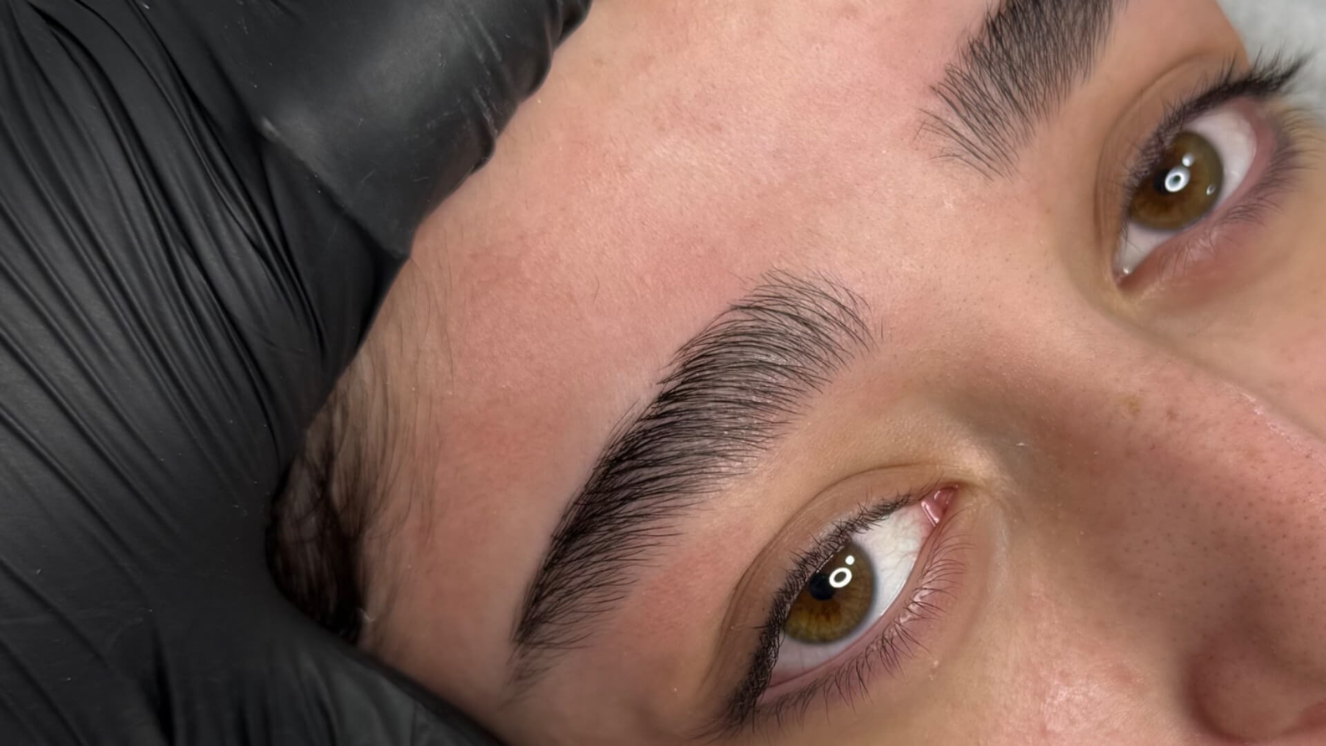 הודיה עמר שיזוף וגבות 