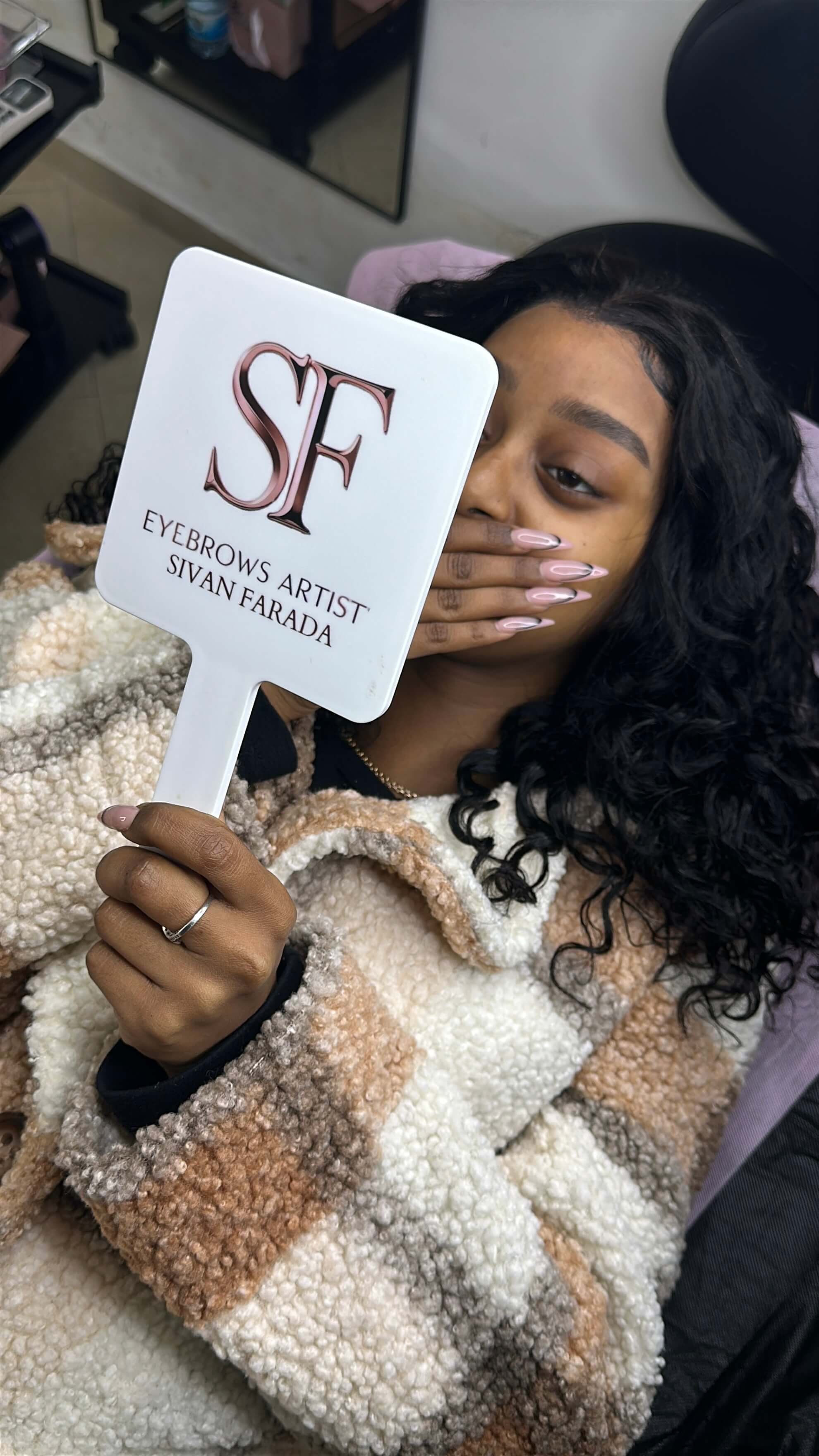 סיון פרדה אמנית גבות