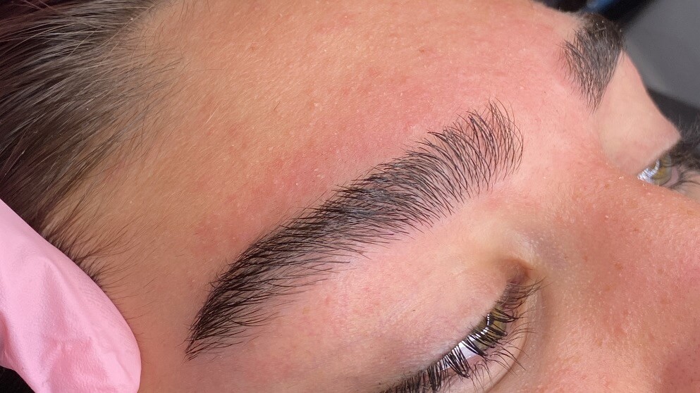 עיצוב גבות טבעיות 