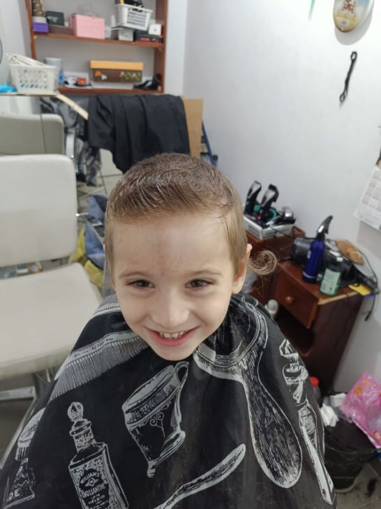 לגעת באושר מספרת גברים וילדים