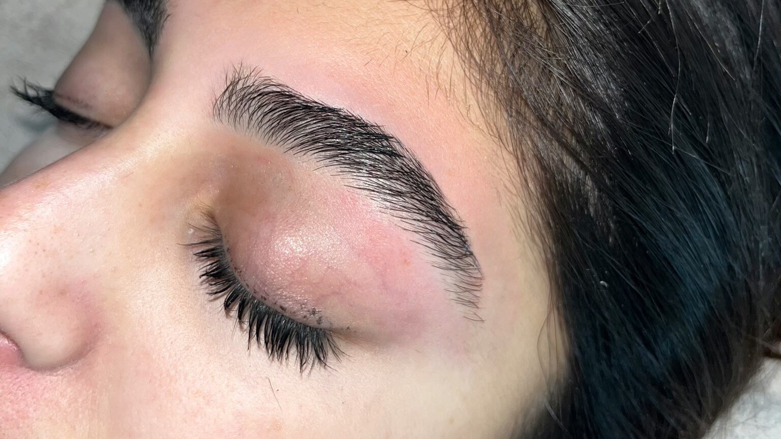 עיצוב גבות//הרמת גבות//רוני חייט