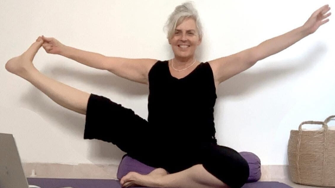 יוגה בזום עם ענת