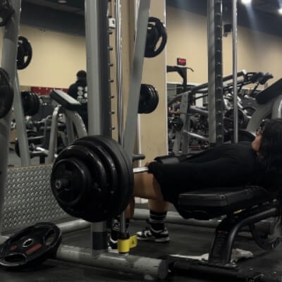 מאמנת כושר | lee