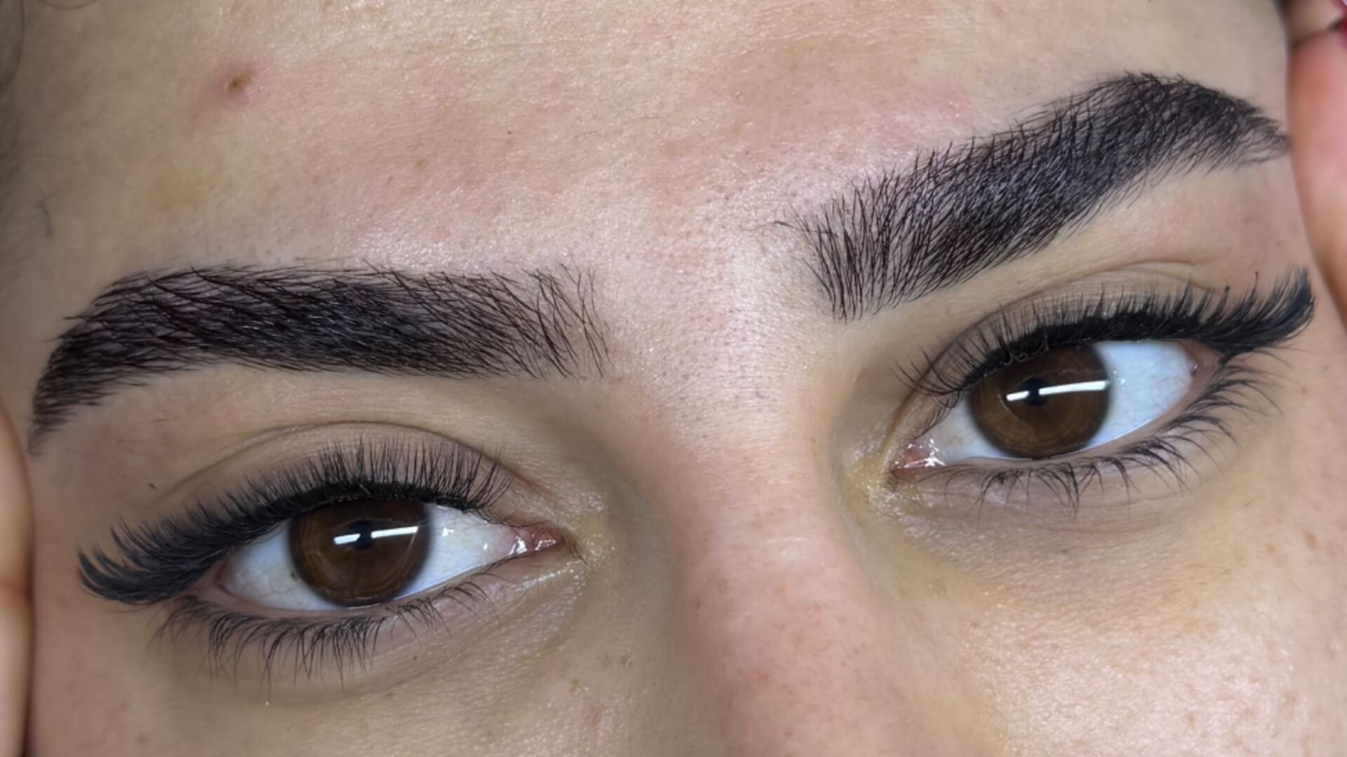 טוהר ימין עיצוב גבות